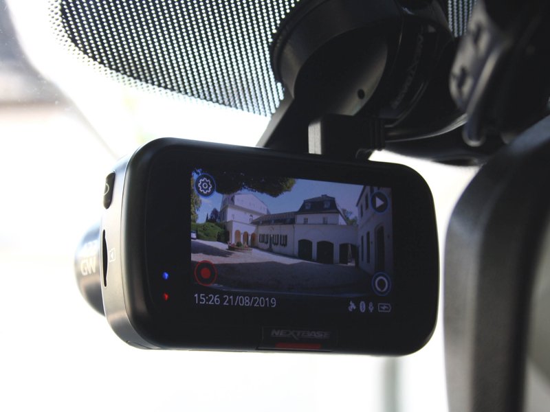 rückfahrkamera-nachrüsten.jpg Display einer Rückfahrkammera, das an der Scheibe befestigt ist